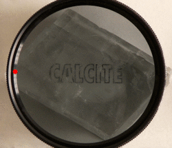 Archivo:Calcite and polarizing filter