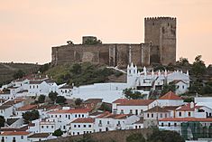 Archivo:Castelo de Mértola ao entardecer