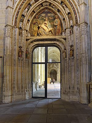 Archivo:Claustro de la Catedral de Segovia. Puerta
