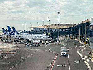 Archivo:Copa Airlines aircraft parked at Tocumen Terminal 2