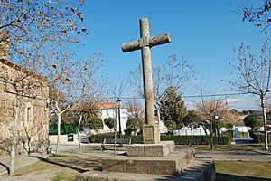 Archivo:Cruz junto a la iglesia de Monroy