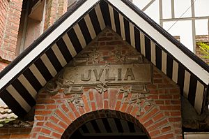 Archivo:Detalle del interior del Castillo Pittamiglio con nombre de su madre