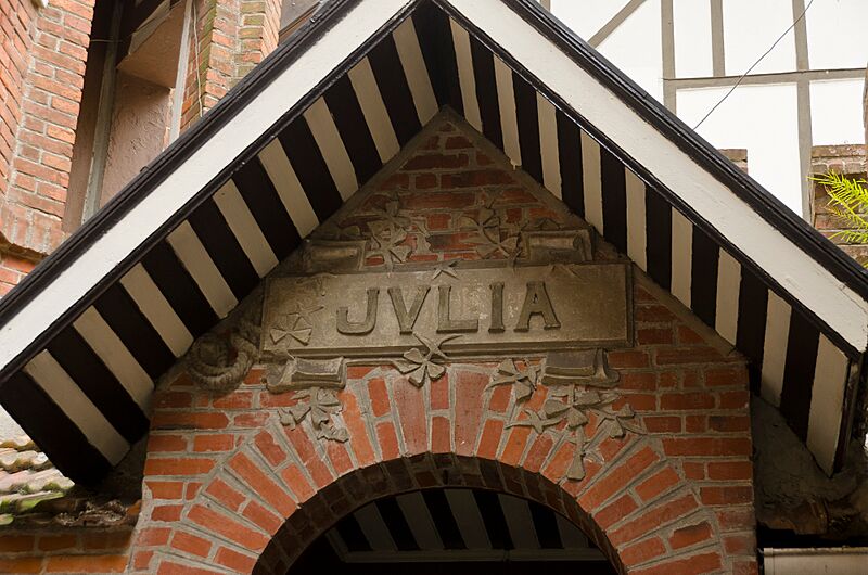 Detalle del interior del Castillo Pittamiglio con nombre de su madre