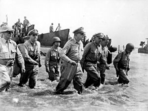 Archivo:Douglas MacArthur lands Leyte