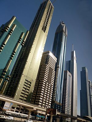 Archivo:Dubai - 2011-03-23 Sheikh Zayed Road –- شارع الشيخ زايد - Die 8 Türme von links, Siehe Kommentar unten - panoramio