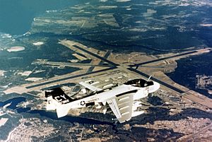 Archivo:EA-6A Intruder over Cherry Point