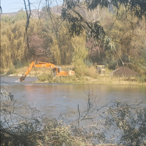 Archivo:Extracción de áridos Río Claro