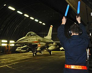 Archivo:F-16 emerges from shelter