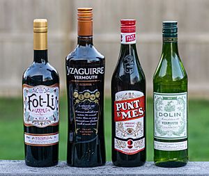 Archivo:Four bottles of vermouth