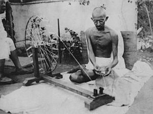 Archivo:Gandhi spinning