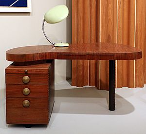 Archivo:Gilbert rohde per hermann miller, inc., tavolino paldao ectoplatic n. 4106, zeeland MI 1940 ca., con cobra desk lamp, greta magnusson grossman, 1948-49