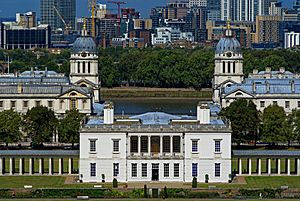 Archivo:Greenwich Park - Blackheath Avenue - View NNW on Queen's House 1617 Inigo Jones & Greenwich Hospital 1712 Sir Christopher Wren
