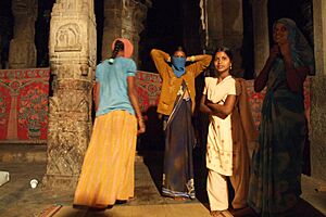 Archivo:Hampi, India, Hindu women in Virupaksha Temple