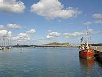 Archivo:Howth Harbour Rusty Boat Irelands Eye