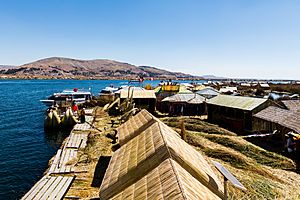 Archivo:Islas flotantes de los Uros, Lago Titicaca, Perú, 2015-08-01, DD 44