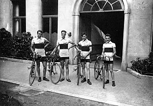 Archivo:JO 1920 cyclisme sur route cropped
