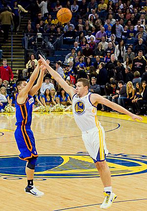 Archivo:Jeremy Lin against Warriors cropped