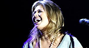 Archivo:Kelly Clarkson live in Sudbury 2011