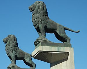 Archivo:Leones Puente Piedra Zaragoza