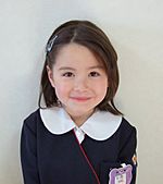 Archivo:Little girl in kindergarten uniform of Japan