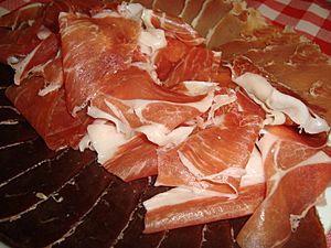 Archivo:Lonchas de jamón, cecina y lomo, productos de Teruel