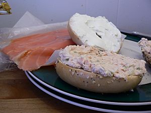 Archivo:Lox and baked salmon salad