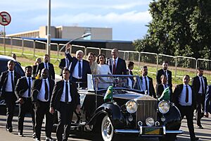 Archivo:Lula, Janja, Alckmin e Lu na cerimônia de posse em 2023, no carro presidecial