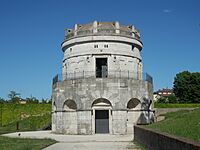 Archivo:Mausoleum of Theodoric (Ravenna)11