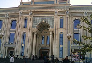 Archivo:Mekhrgon market in Dushanbe 16