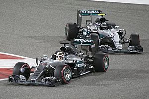 Archivo:Mercedes duo Bahrain 2016