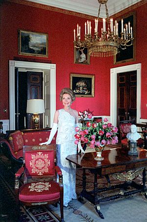 Archivo:Nancy Reagan in the Red Room during a photo session with Vogue Magazine