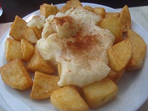 Archivo:Patatas con "allioli" (ajoaceite)