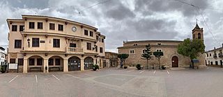 Plaza de España en Casas de Fernando Alonso (Cuenca).jpg