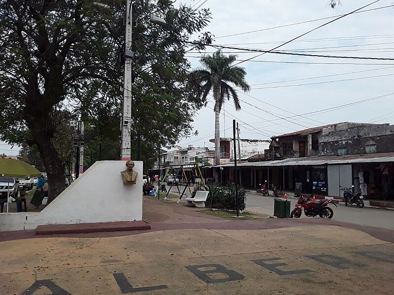 Plaza y busto de Alberdi