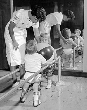 Archivo:Polio physical therapy
