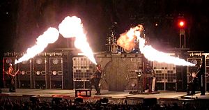 Archivo:Rammstein-flamethrowers