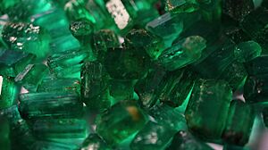 Archivo:Rough emerald crystals from Panjshir Valley Afghanistan