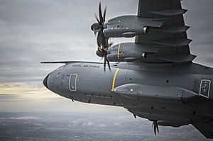 Archivo:Royal Air Force Airbus A400M ZM400 in flight over Bristol (45158515)