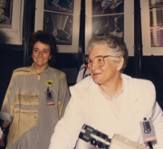Archivo:Sonia Sheridan con Marisa Gonzalez en la inauguración de Procesos en el Centro de Arte Reina Sofia en Madrid 1986