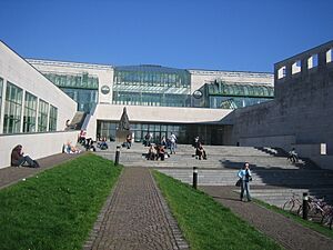 Archivo:Uni Salzburg NaWi Rückeingang