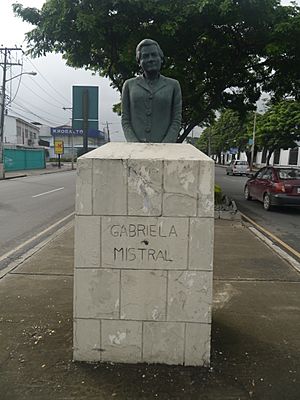 Archivo:Vista completa del busto de Gabriela Mistral