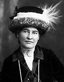 Willa Cather ca. 1912 wearing necklace from Sarah Orne Jewett (cropped).jpg