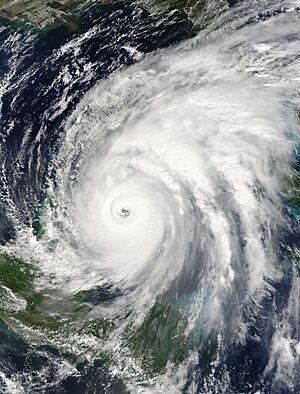 Archivo:Wilma 2005-10-21 1625Z