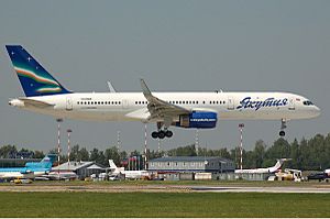 Archivo:Yakutia Airlines Boeing 757-200 Parfaits