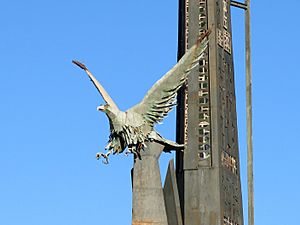 421 Monument a la Batalla de l'Ebre (Tortosa), àguila