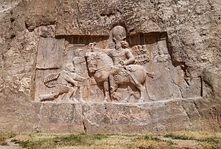 Archivo:A rock-face relief of Shapur I over the Roman Emperor Valerian