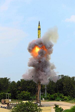 Archivo:Agni-V flight test on 3 July 2018 (3)