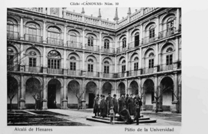 Archivo:Alcalá de Henares (Cánovas ca. 1905) patio de Santo Tomás de Villanueva de la Universidad, postal