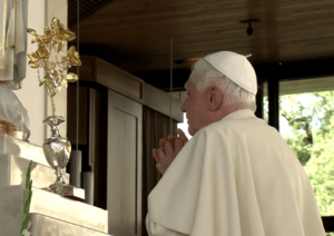 Archivo:Bento XVI oferece a Rosa de Ouro ao Santuário de Fátima (12 de Maio de 2010)