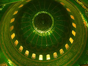 Archivo:Bibi Heybat mosque 1